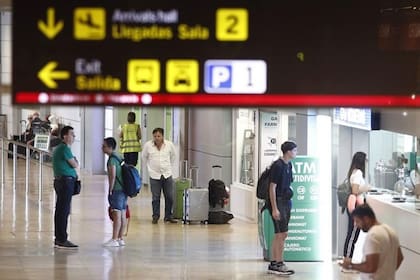 Pasajeros en el aeropuerto de Barajas, en Madrid