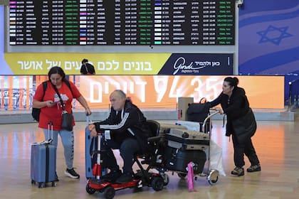 Pasajeros en el aeropuerto de Ben Gurion Airport cerca de Tel Aviv