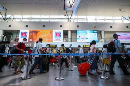 Pasajeros en el aeropuerto de Danang, una ciudad turística de Vietnam donde hubo un brote de coronavirus