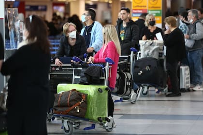 Pasajeros en el Aeropuerto Internacional de Ezeiza, luego de la implementación del aumento al dólar turista