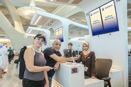 Pasajeros en el Aeropuerto Internacional Zayed de Abu Dhabi.