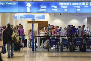 Pasajeros en el mostrador de una aerolínea en el Aeropuerto Internacional de Orlando el martes 24 de noviembre de 2020 en Orlando, Florida
