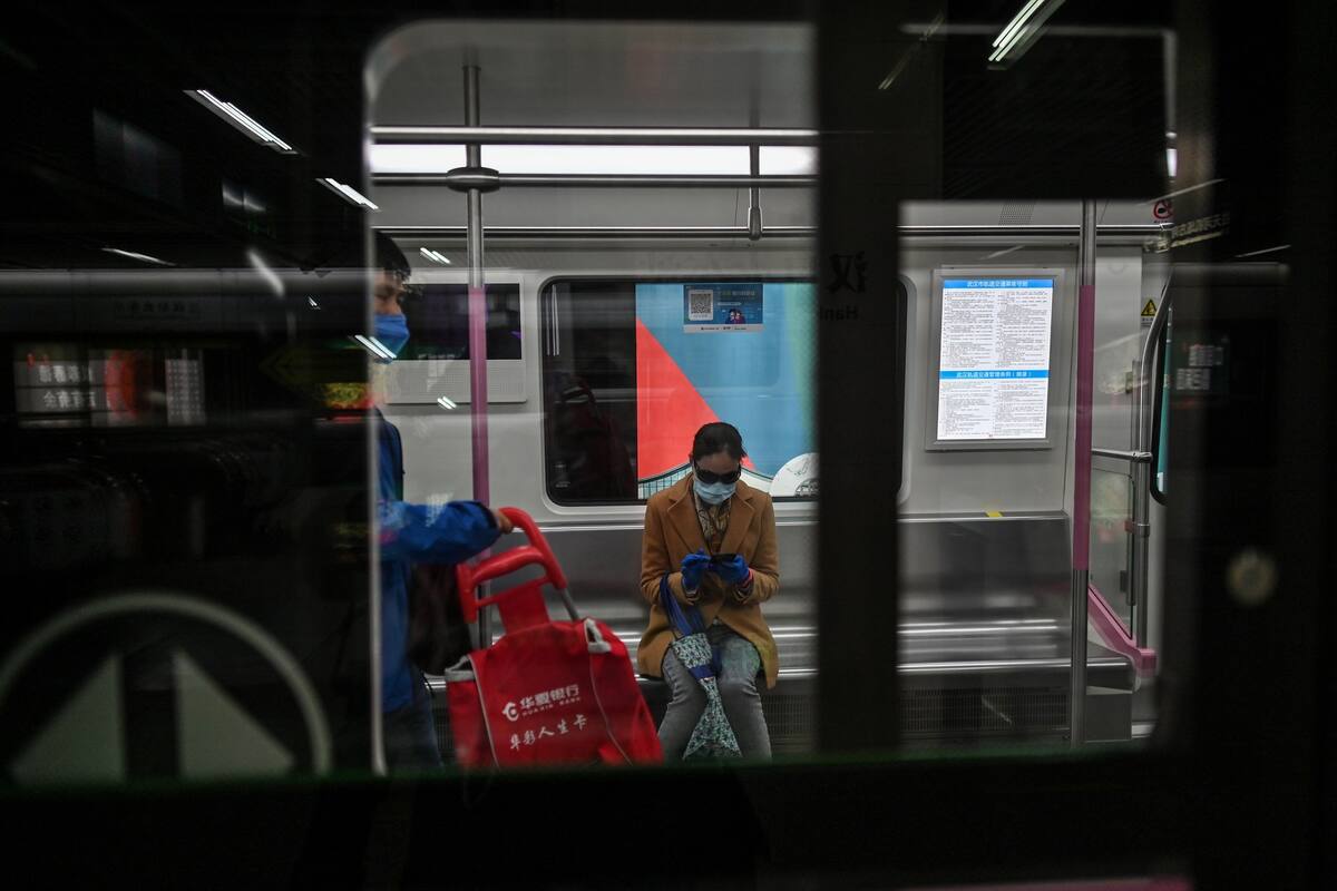 Pasajeros en el subte de Wuhan, en la provincia de Hubei; se creía que el virus estaba erradicado el lugar donde tuvo origen la pandemia de coronavirus; sin embargo, los pacientes asintomáticos trasladaron la enfermedad a Pekín