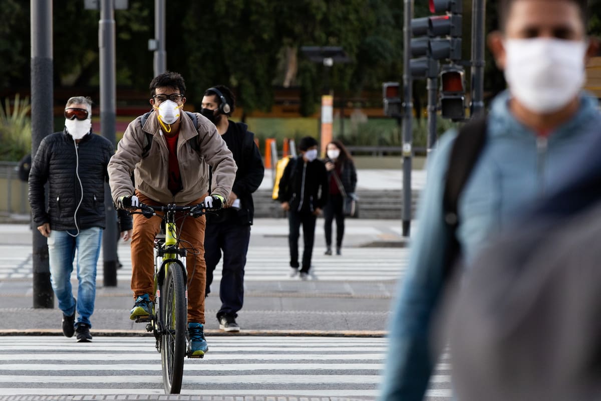 Pasajeros en la estación de trenes de Constitución durante el primer día de uso obligatorio de barbijos