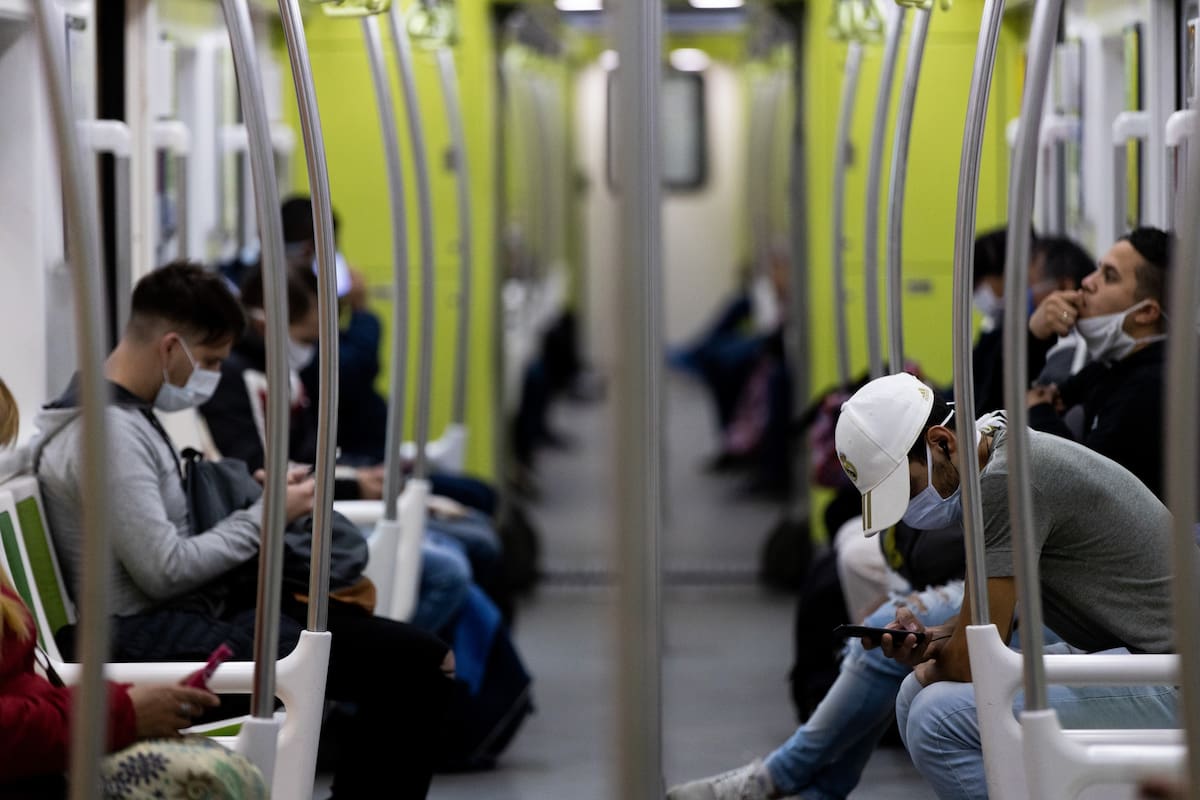 Pasajeros en la estación de trenes de Constitución durante el primer día de uso obligatorio de barbijos