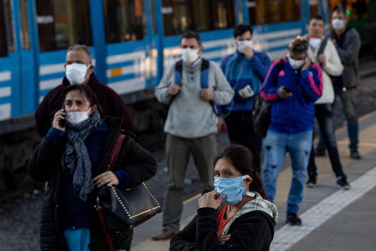 Pasajeros en la estación de trenes de Constitución durante el primer día de uso obligatorio de barbijos