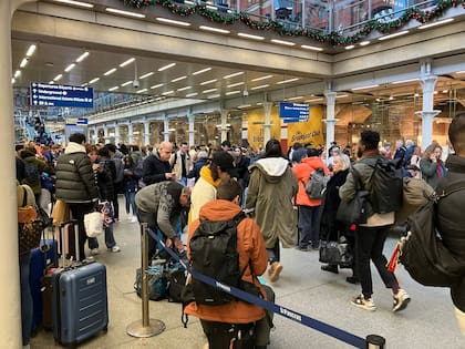 Pasajeros en la estación King's Cross en Londres