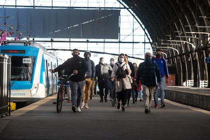 Pasajeros en la terminal de trenes de Retiro