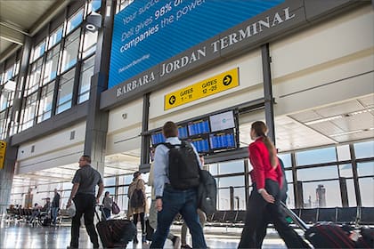 Pasajeros enfrentan largas filas de espera en el aeropuerto de Austin