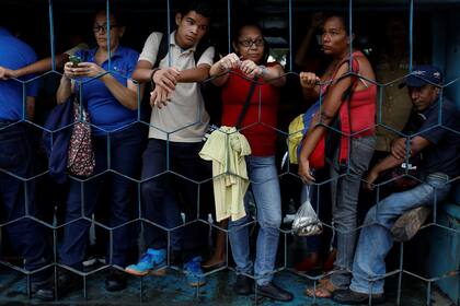 Pasajeros esperan que el camión arranque