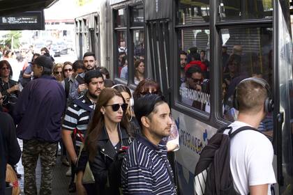 Pasajeros esperando en la parada de colectivo