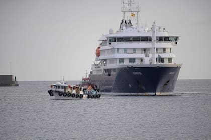Pasajeros estadounidenses del crucero MV Hondius, con bandera holandesa y afectado por el hantavirus, fueron trasladados en barco al puerto industrial de Granadilla de Abona, en la isla de Tenerife