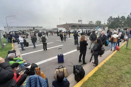 Pasajeros evacuados en el aeropuerto Islas Malvinas, de Rosario