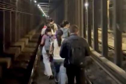 Pasajeros fueron evacuados por las vías del subte luego de que una formación de la línea B se detuviera entre las estaciones Ángel Gallardo y Malabia por una "falla técnica"