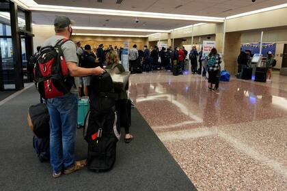 Pasajeros hacen fila en el mostrador de boletos de Southwest Airlines en el Aeropuerto Internacional de Fort Lauderdale Hollywood, el lunes 11 de octubre de 2021, en Florida. (Joe Cavaretta/South Florida Sun-Sentinel vía AP)