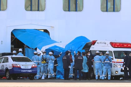 Pasajeros infectados fueron trasladados ayer a hospitales cercanos, en Yokohama