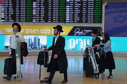 Pasajeros llegando al aeropuerto de Ben Gurion Airport cerca de Tel Aviv