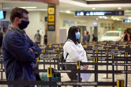 Pasajeros para abordar el primer vuelo que sale de Mendoza hacia Buenos Aires