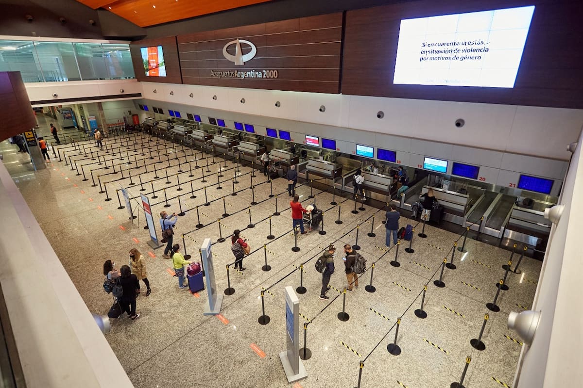 Pasajeros para abordar el primer vuelo que sale de Mendoza hacia Buenos Aires