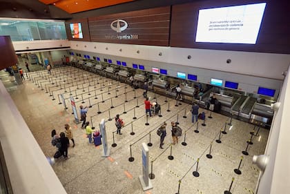 Pasajeros para abordar el primer vuelo que sale de Mendoza hacia Buenos Aires