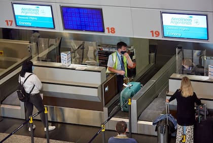 Pasajeros para abordar el primer vuelo que sale de Mendoza hacia Buenos Aires