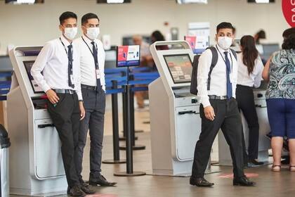 Pasajeros procedentes de Italia, España, Francia y China son puestos en aislamiento domiciliario al llegar a Perú.