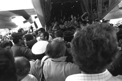 Pasajeros rescatados son bienvenidos en el aeropuerto de Ben Gurion