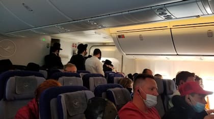 Pasajeros rezando en el avión