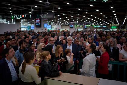 Pasajeros saturan las entradas de la estación de trenes Sants de Barcelona, España, el martes 29 de abril de 2025. (AP Foto/Emilio Morenatti)