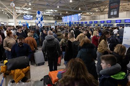 Pasajeros se reúnen en una sala del aeropuerto internacional Eleftherios Venizelos de Atenas, Grecia