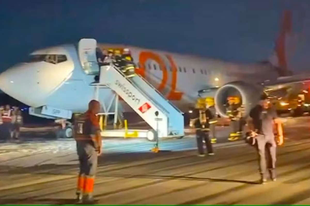 Pasajeros son retirados de un avión de Gol que se estrelló contra un vehículo de mantenimiento durante el despegue en Galeão