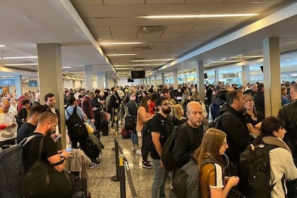 Pasajeros varados en Ezeiza