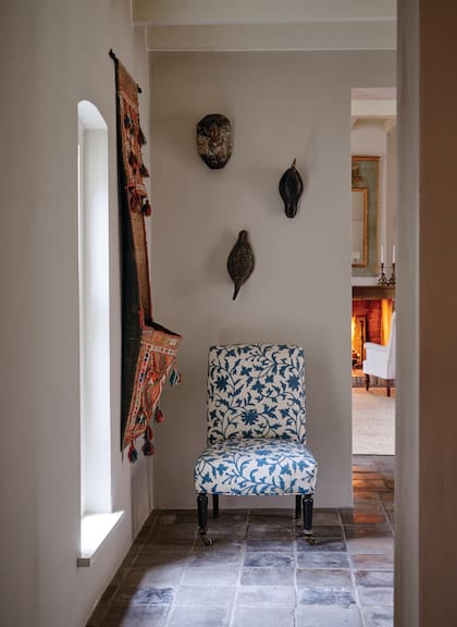 Pasamos del living con su chimenea a un pasillo perpendicula que goza tanto de la luz de una ventana como de su decoración propia.