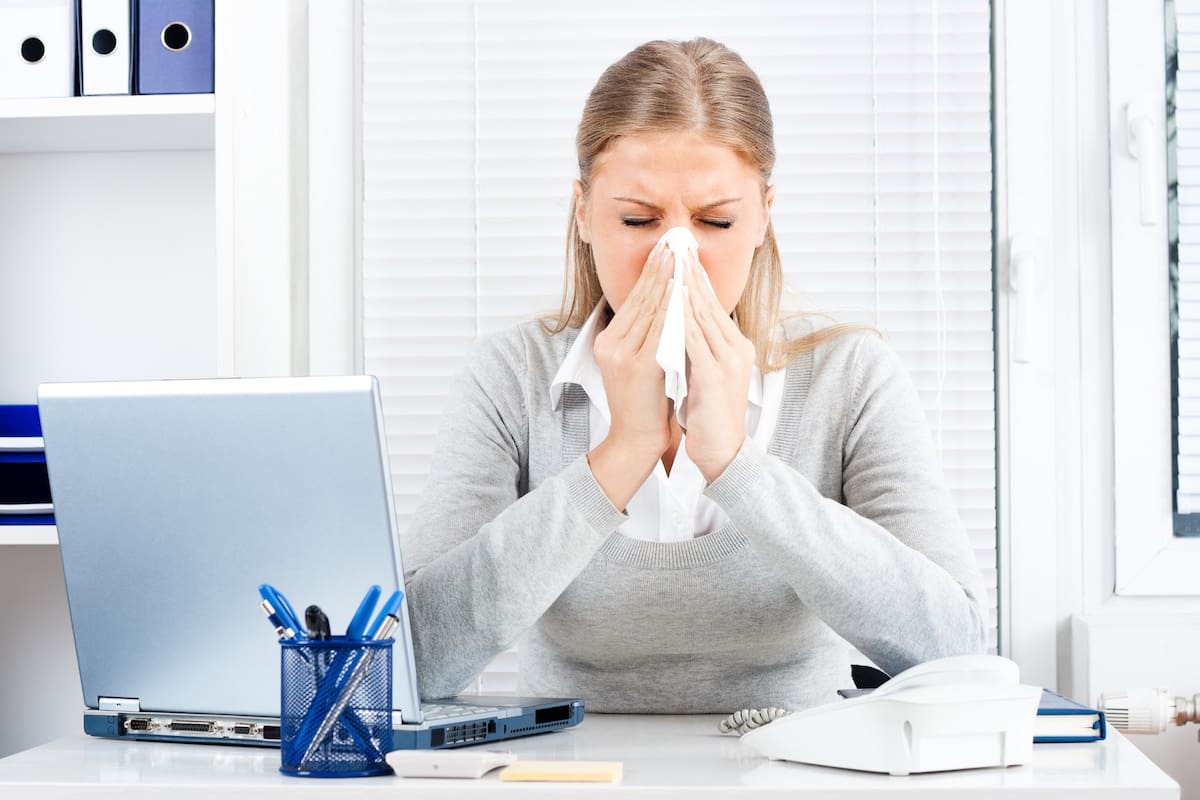 Pasamos gran parte del día en los lugares de trabajo, que así terminan convirtiéndose en foco de contagio de las enfermedades de invierno. Por qué la lavandina puede ser la mejor socia a la hora de lograr una verdadera desinfección.