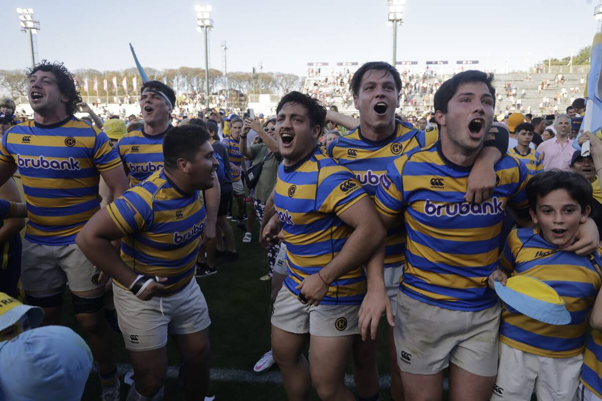 Pasan los años, Hindú sigue apilando éxitos y no se relaja: el festejo es por haber ganado la primera semifinal del Top 13 de URBA, contra CUBA.