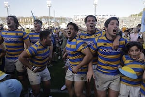 Pasan los años, Hindú sigue apilando éxitos y no se relaja: el festejo es por haber ganado la primera semifinal del Top 13 de URBA, contra CUBA.