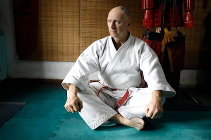 Pasan los años y El Dragón sigue su camino, el de las artes marciales: a sus 62 años, Néstor sigue enseñando karate
