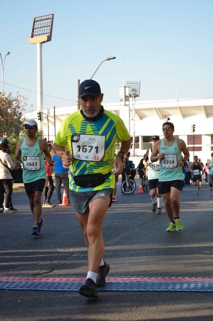 Pasando por afuera del Estadio Nacional de Santiago, Maratón de Santiago, año 2017.