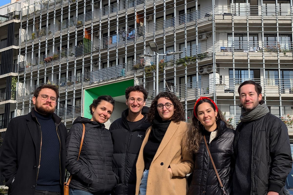 Los pasantes extranjeros que trabajan temporalmente en el Centro Económico de Estudios Urbanos recorren las instalaciones de la Universidad de San Martín