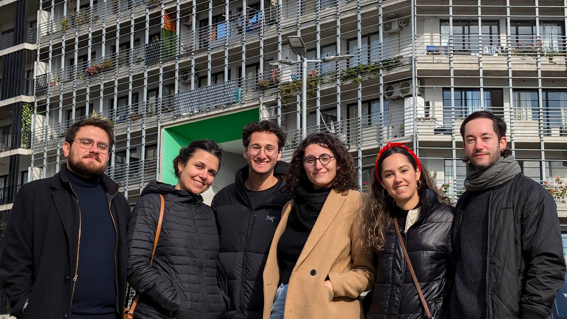 Los pasantes extranjeros que trabajan temporalmente en el Centro Económico de Estudios Urbanos recorren las instalaciones de la Universidad de San Martín