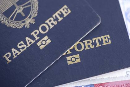 Para que las personas extranjeras puedan acceder a un pasaporte argentino, primero deben atravesar un proceso de naturalización, que se decide en la Justicia