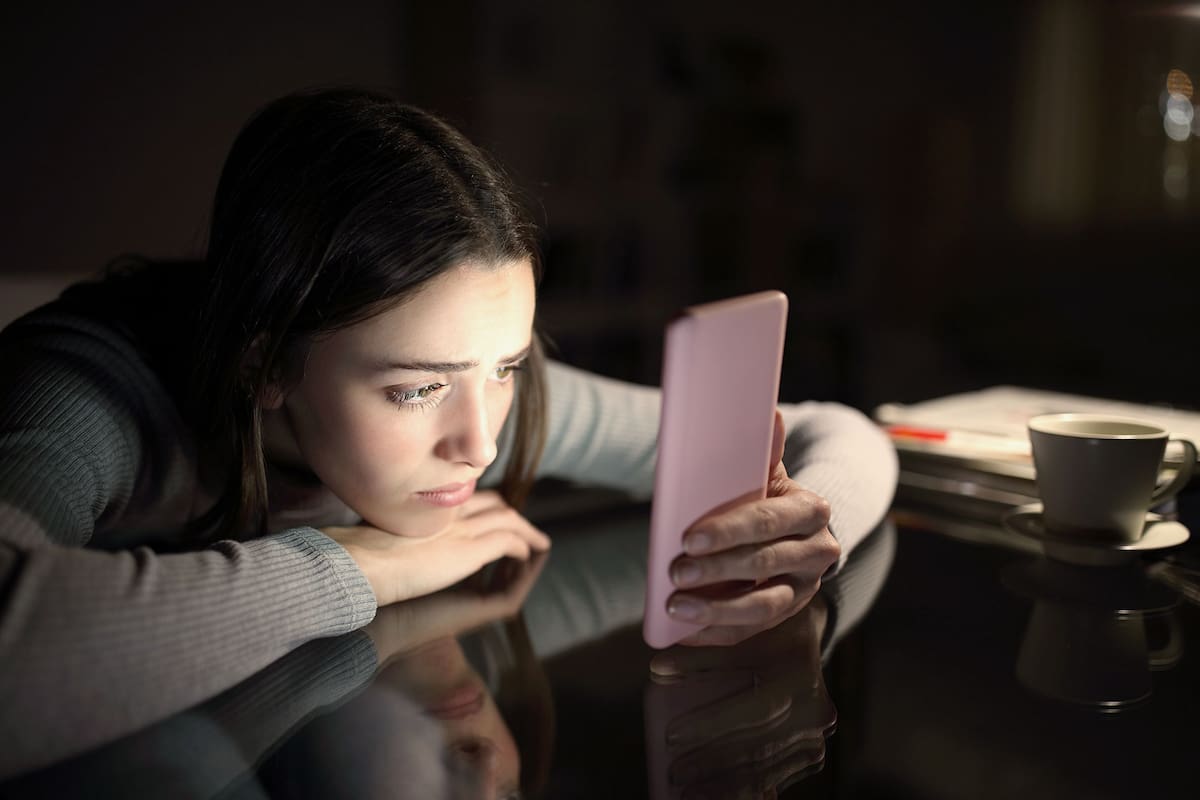 Pasar demasiado tiempo mirando el celular puede generar una sensación de aburrimiento que implica grandes peligros