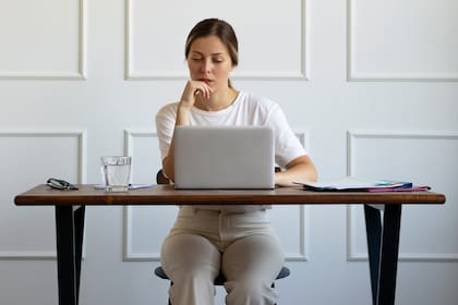 Pasar largas horas frente a un escritorio suele generar contracturas, dolores lumbares y cervicales, así como problemas en las articulaciones (Imagen de carácter ilustrativa: Freepik)