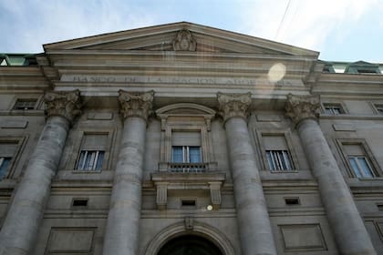 Pasarán al 6,5% para los que depositen el sueldo en el banco y al 8% para clientes externos; regirán desde el 1° de mayo y no afectan a los que escrituren antes