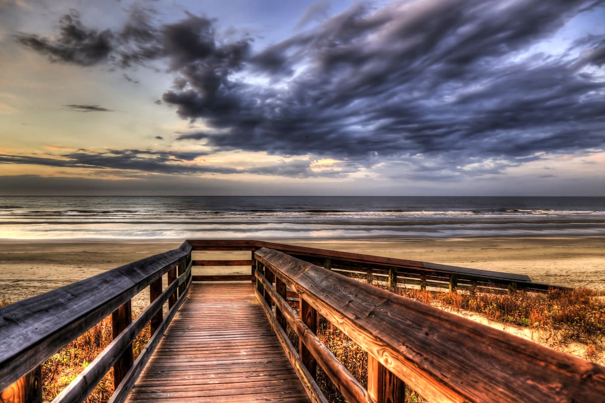 Pasarela hacia el mar en la isla Kiawah, Carolina del Sur