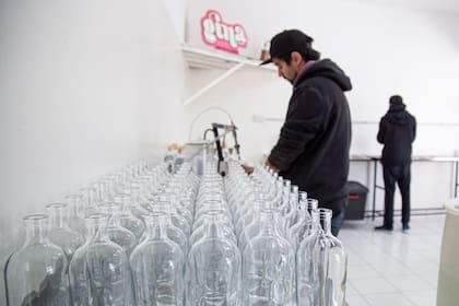 Pasaron de destilar 200 litros al mes a destilar alrededor de mil litros diarios