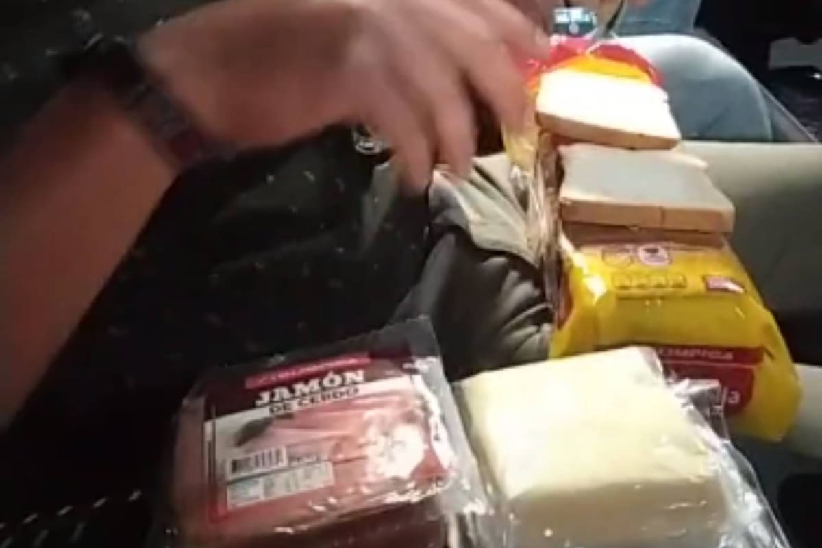 Pasaron por el supermercado antes del cine y armaron unos sándwiches en la sala