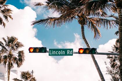 Pasarse un semáforo con luz roja en Miami podría llevar al conductor a recibir una multa de US$158