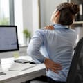 El hábito que recomiendan los expertos para evitar las molestias que causa estar sentado todo el día