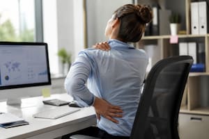 El hábito que recomiendan los expertos para evitar las molestias de estar sentado todo el día